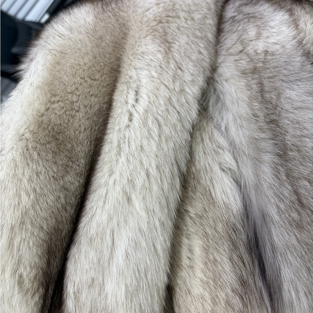 Blue Fox fur coat in good condition - Picture 12 of 15